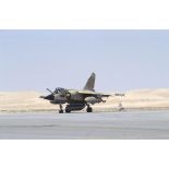 Un avion de combat Mirage F1-CR de l'ER (escadron de reconnaissance) 2/33 Savoie (cocotte), armé de missiles Matra R-550 Magic II en bout d'ailes s'avance sur la piste de la BA (base aérienne) d'Al Ahsa.