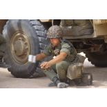 Pause pendant le transit des VAB du 2e REI.