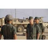 Le général d'armée Maurice Schmitt, CEMA (chef d'état-major des Armées), accompagné du général de brigade Jean-Charles Mouscardès, commandant la division Daguet, inspecte la Division.