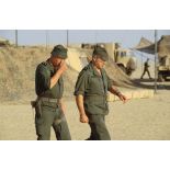 Le général d'armée Maurice Schmitt, CEMA (chef d'état-major des Armées), accompagné du général de brigade Jean-Charles Mouscardès, commandant la division Daguet, inspecte la Division.