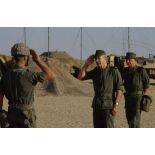 Le général d'armée Maurice Schmitt, CEMA (chef d'état-major des Armées), accompagné du général de brigade Jean-Charles Mouscardès, commandant la division Daguet, inspecte la Division.