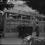 Robert Lacoste, ministre de l'Algérie, et sa délégation devant le restaurant Le coq hardi, à Alger.