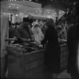 Le rayon gants des Galeries de France à Alger.