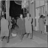 Deux hommes devant le Milk bar à Alger.
