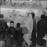 Femmes et enfants au rayon jouets du Monoprix de la rue d'Isly à Alger.