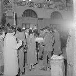 Hommes et femmes dans une rue d'Alger le 1er janvier 1958.