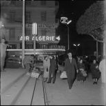 Des passants dans une rue d'Alger le jour de l'an 1958.