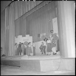 Les comédiens sur la scène du théâtre.