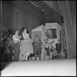 Représentation théâtrale : les comédiens dansent sur scène.