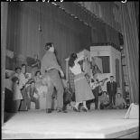 Représentation théâtrale : les comédiens dansent sur scène.