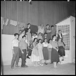 La troupe des comédiens sur la scène du théâtre.