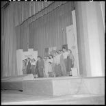 La troupe des comédiens sur la scène du théâtre.