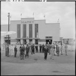 Max Lejeune, ministre du Sahara, arrive à l’aérodrome de Niamey.
