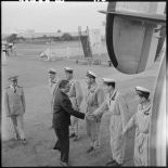 Max Lejeune, ministre du Sahara, arrive à l’aérodrome de Niamey.