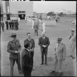 Max Lejeune, ministre du Sahara, arrive à l’aérodrome de Niamey.