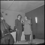 Deux hommes sur une scène.