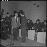 Comédiens sur scène.