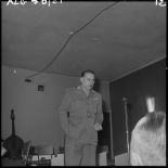 Un militaire parle au micro.