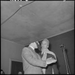 Comédiens sur scène.