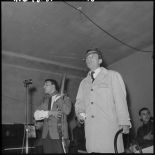 Comédiens sur scène.