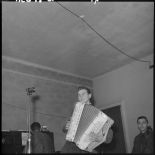 Un joueur d’accordéon sur scène.