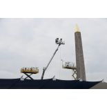 Nacelles d'équipes image et de matériel de transmissions entourant l'Obélisque place de la Concorde lors de la cérémonie du 14 juillet 2011.