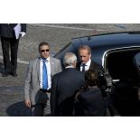 Arrivée de Gérard Longuet, ministre de la défense accueilli par Marc Laffineur, SEDAC (secrétaire d'état aux anciens combattants) lors de la cérémonie du 14 juillet 2011.