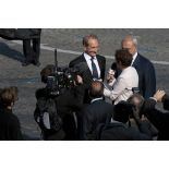 Interview de Gérard Longuet, ministre de la défense par une journaliste de télévision de France 2 en présence de Marc Laffineur, SEDAC (secrétaire d'état aux anciens combattants) lors de la cérémonie du 14 juillet 2011.