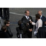 Interview de Gérard Longuet, ministre de la défense par une journaliste de télévision de France 2 en présence de Marc Laffineur, SEDAC (secrétaire d'état aux anciens combattants) lors de la cérémonie du 14 juillet 2011.