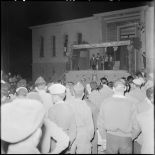 Allocution d'autorités locales devant la mairie de Tebessa.
