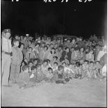 Le public assistant au spectacle des scouts algériens (SMA) devant la mairie de Tebessa.