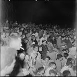 Le public assistant au spectacle des scouts algériens (SMA) devant la mairie de Tebessa.