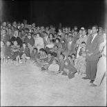 Le public assistant au spectacle des scouts algériens (SMA) devant la mairie de Tebessa.