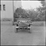 	Quatre parachutistes posant à bord de leur véhicule léger à Tebessa.