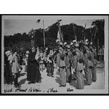 20 mai 1922. Remise des fanions de Metz et de Strasbourg. Le général Tanant à gauche. Le drapeau est porté par le s[er]g[en]t major Glain. [légende d'origine]