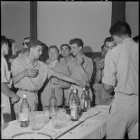 Réception dans les locaux du service cinématographique des armées (SCA) à Alger.