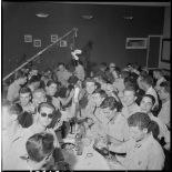 Réception dans les locaux du service cinématographique des armées (SCA) à Alger.