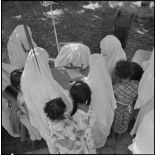 Les femmes au bureau des inscriptions sur les listes électorales.