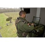 A bord d'un camion shelter de liaison satellitaire (VHL HD TAC) d'une section SAMP/T Mamba lors de l'exercice Nawas 2012.