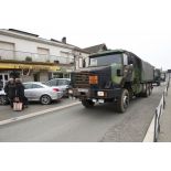 Passage d'un camion logistique dans un village lors de l'exercice Nawas 2012.
