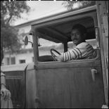 Portrait d'un homme au volant d'une camionnette.