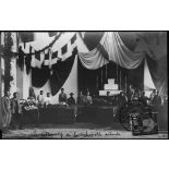 Les préparatifs de la chapelle ardente. [légende d'origine]