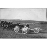 [Le déplacement d'une unité de l'artillerie française en Tunisie, début XXe siècle.]