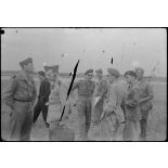 [Opération Gaur en Indochine, janvier-mars 1946. Le général de brigade Jean Valluy et d'autres officiers sur le terrain d'aviation de Haïphong,]