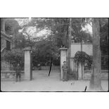 [A Hanoï, l'état-major des édifices publics du gouvernement de Ho Chi Minh quelques jours avant la signature des accords du 6 mars 1946.]