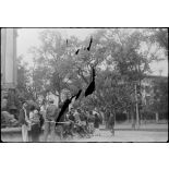 [La population de Hanoï massée devant l'immeuble de la banque d'Indochine quelques jours avant la signature des accords Hô-Sainteny le 6 mars 1946.]