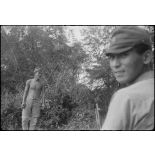 [Opération Gaur en Indochine, janvier-mars 1946. Prisonniers japonais censés surveiller la route, avec plus ou moins de mauvaise foi, par sections de 4 à 500 mètres sur la route entre Djiring et Bien Hoa [...].]