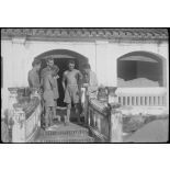 [Opération Gaur en Indochine, janvier-mars 1946. Pause dans une petite ville dans la plaine, après le passage du col de M'Drak.]