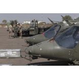 Mise en condition logistique d'hélicoptères Agusta A.109 belges sur l'aéroport de Bamako, au Mali.