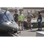 Mise en condition logistique d'un hélicoptère Agusta A.109 belge sur l'aéroport de Bamako, au Mali.